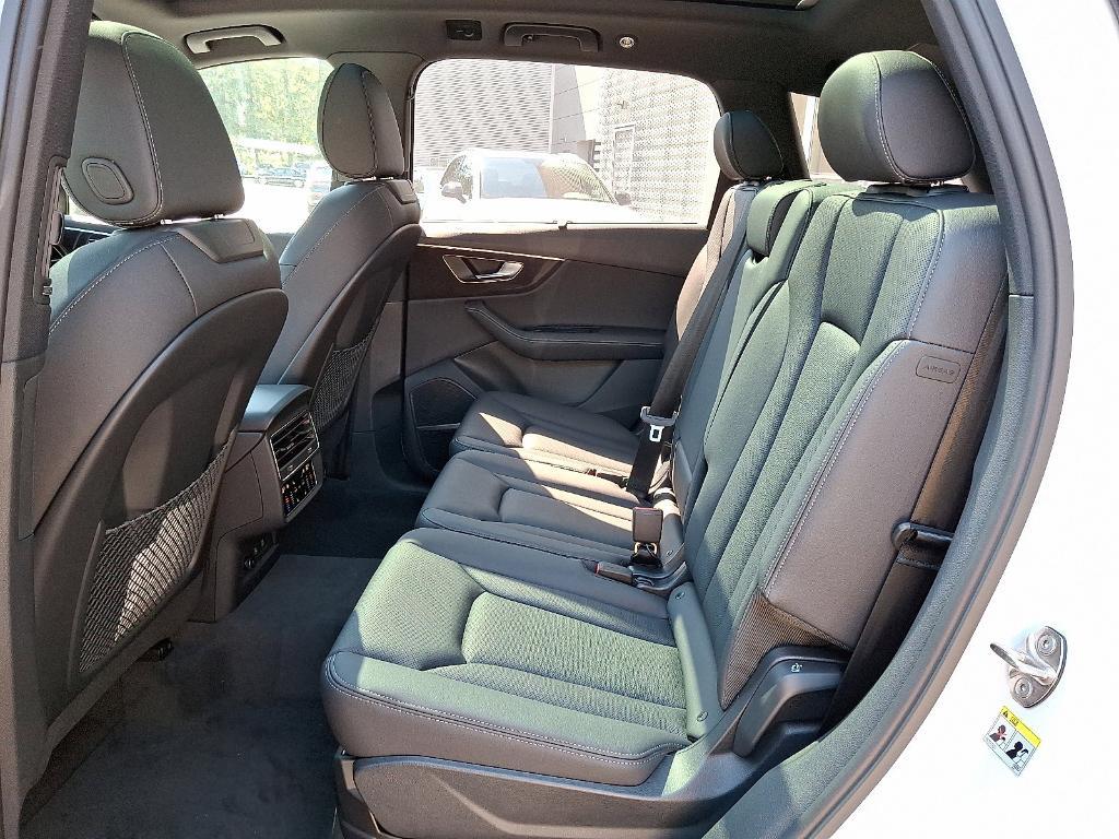 new 2025 Audi Q7 car, priced at $77,580