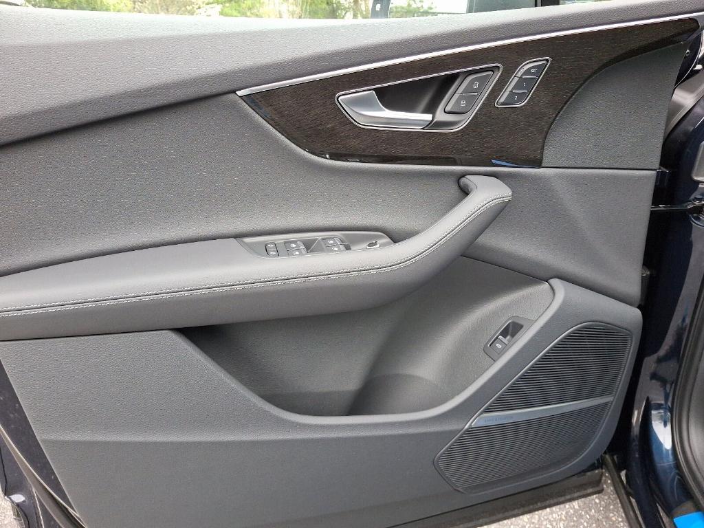 new 2025 Audi Q7 car, priced at $77,880