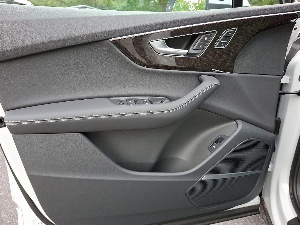 new 2025 Audi Q7 car, priced at $76,350