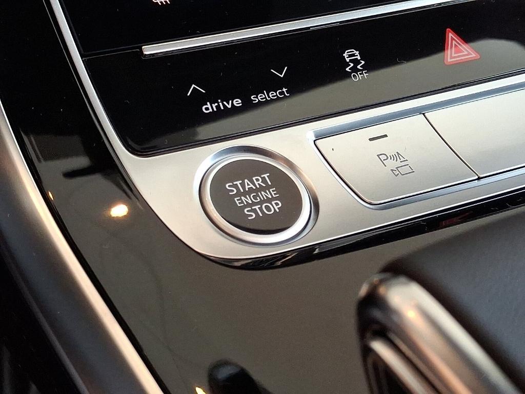 new 2025 Audi Q7 car, priced at $77,580