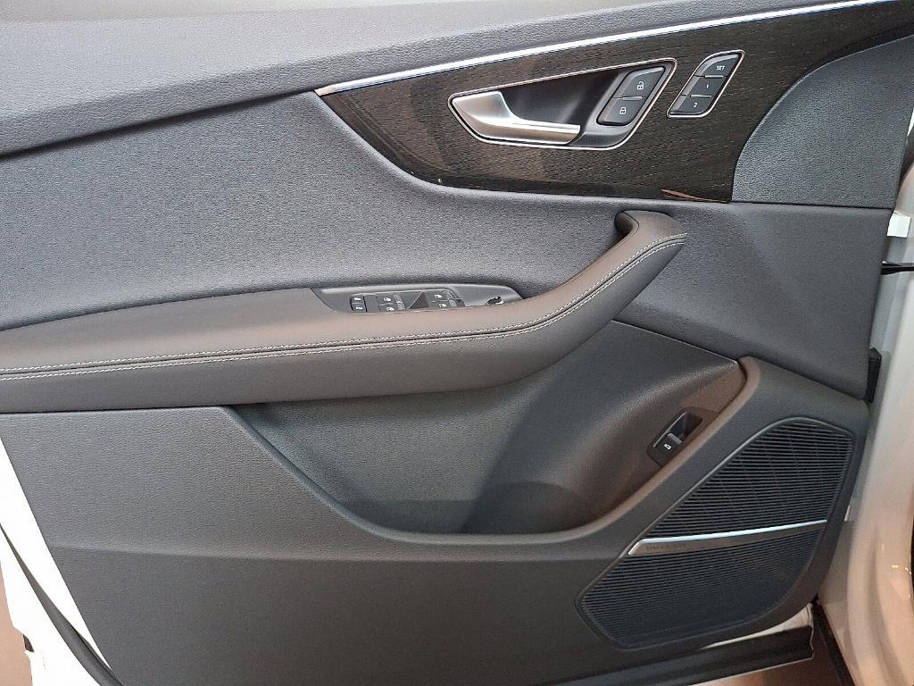new 2025 Audi Q7 car, priced at $77,580