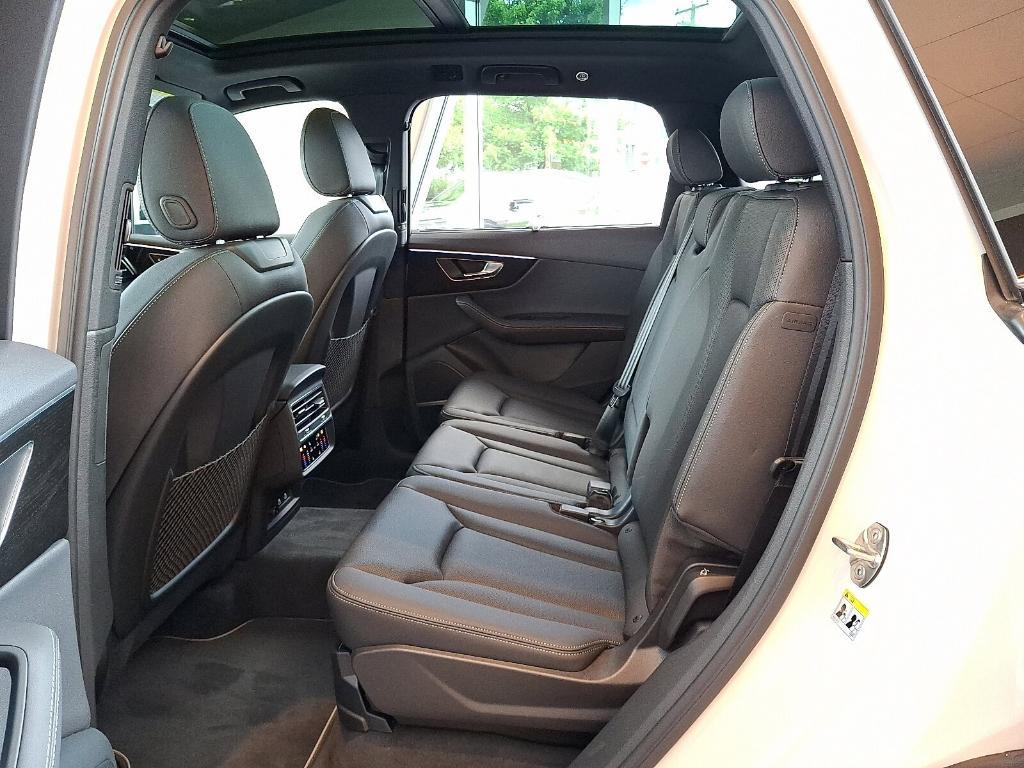 new 2025 Audi Q7 car, priced at $77,580