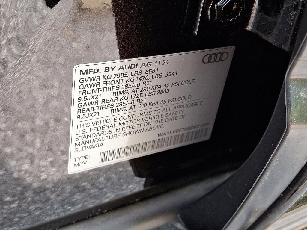 new 2025 Audi Q7 car, priced at $77,880