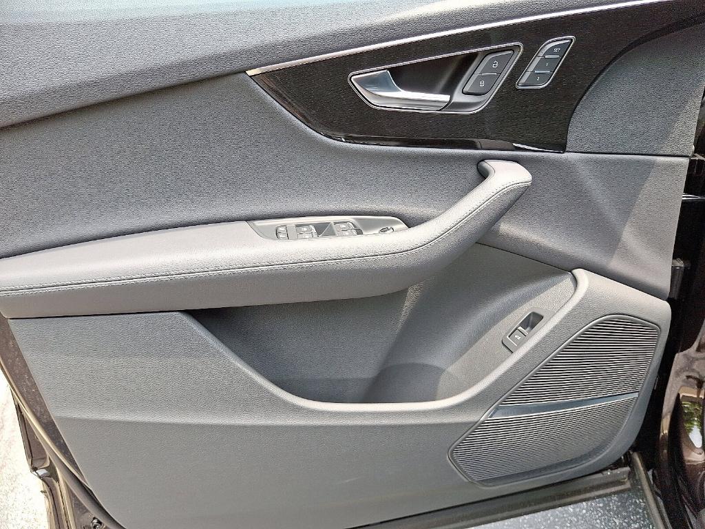 new 2025 Audi Q7 car, priced at $77,880