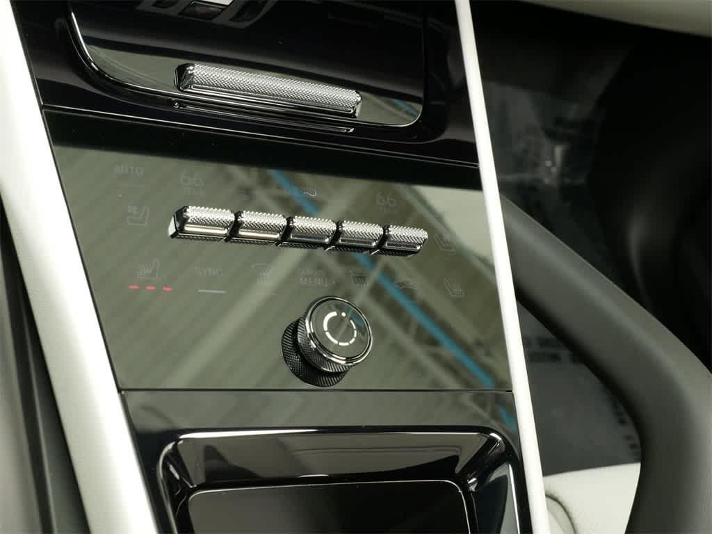 new 2025 Porsche Cayenne car, priced at $111,695