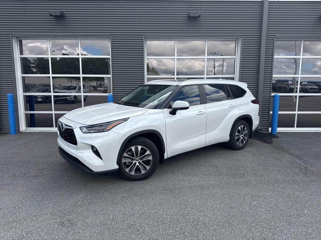 used 2024 Toyota Highlander car, priced at $36,999