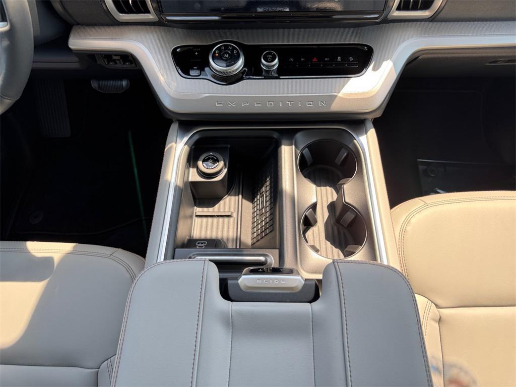 new 2025 Ford Expedition car, priced at $73,670