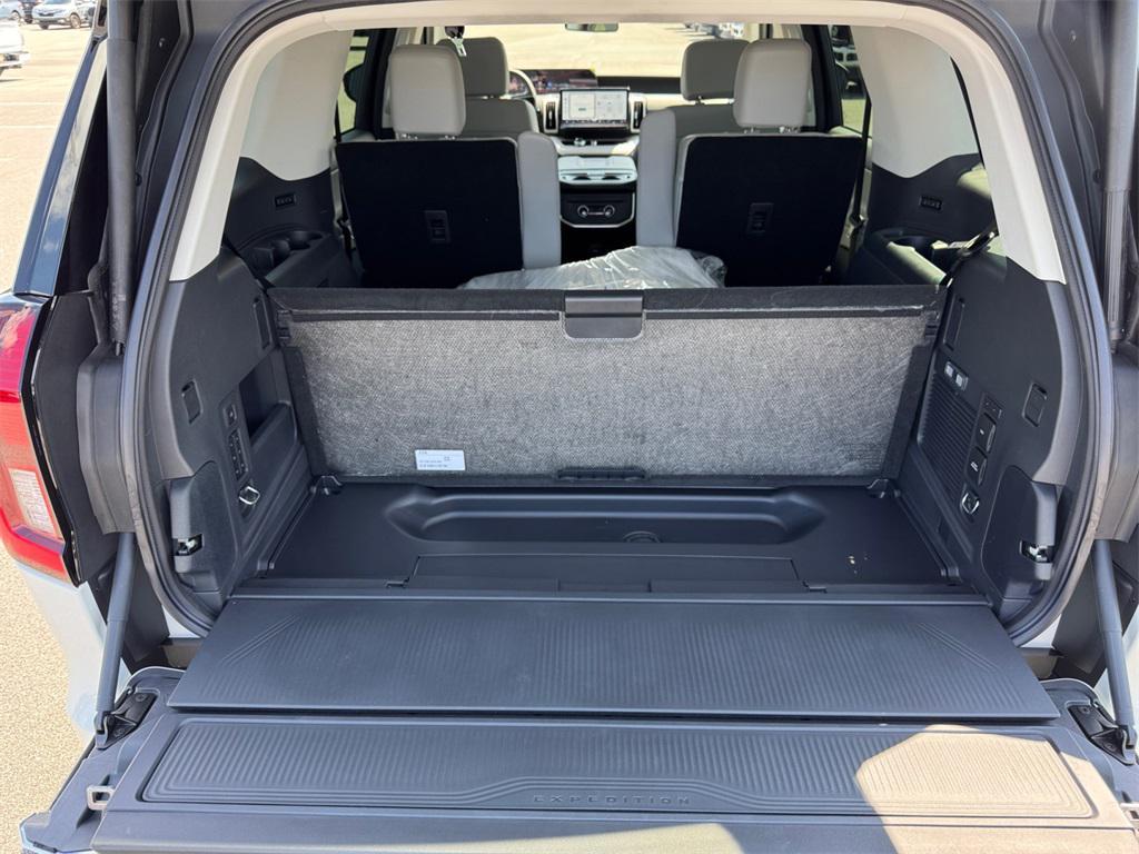new 2025 Ford Expedition car, priced at $73,670