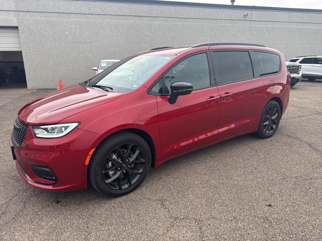 used 2024 Chrysler Pacifica car