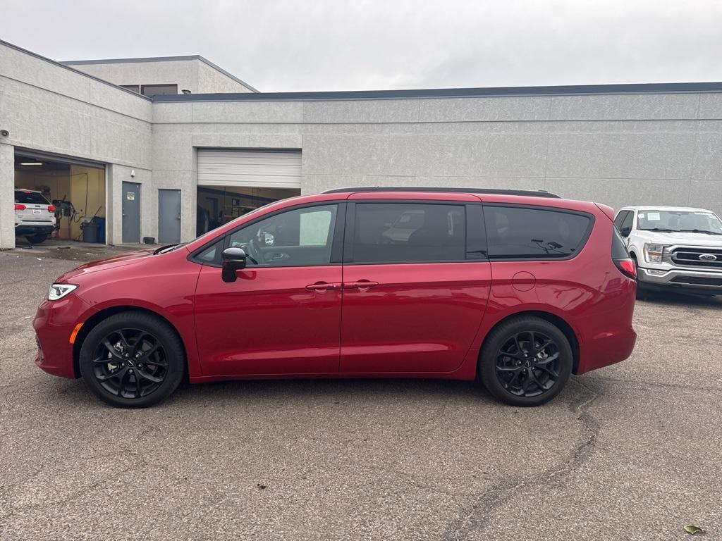 used 2024 Chrysler Pacifica car
