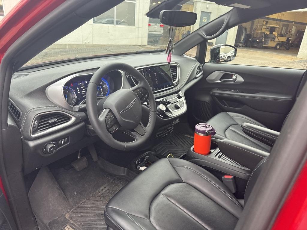 used 2024 Chrysler Pacifica car