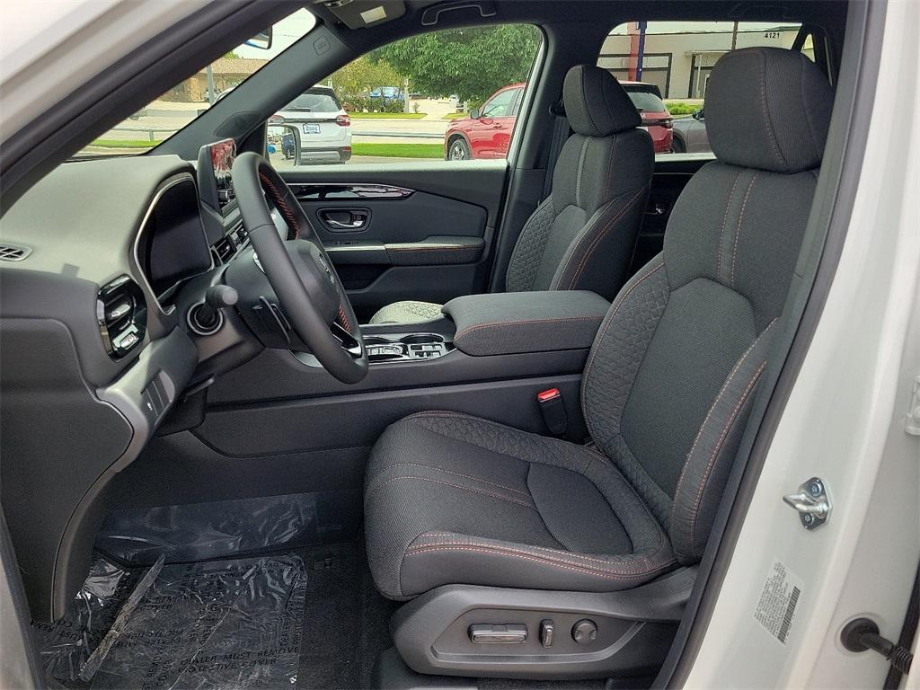 new 2025 Honda Pilot car, priced at $43,995