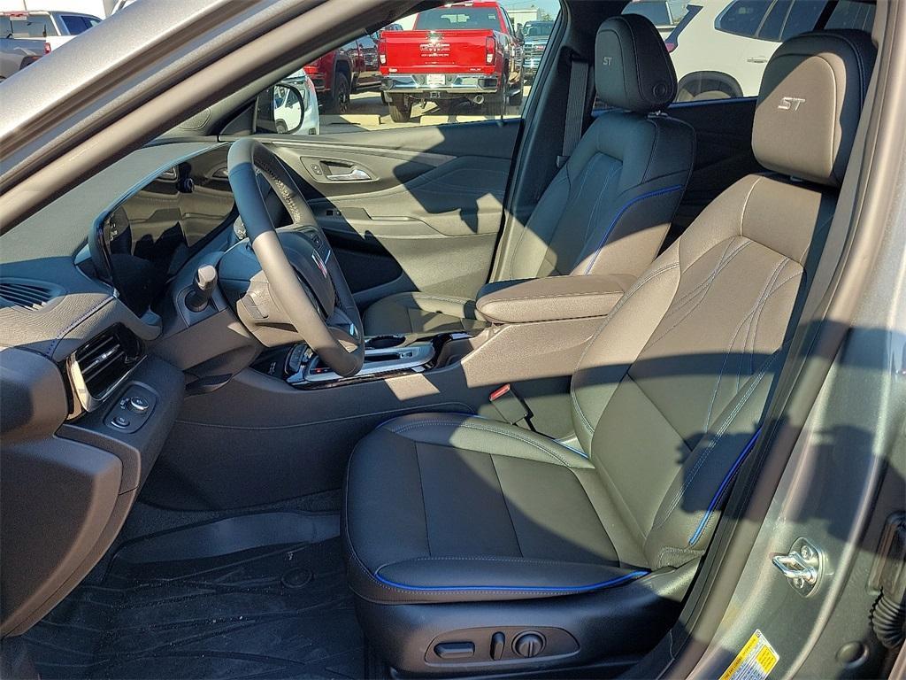 new 2025 Buick Envista car, priced at $29,650