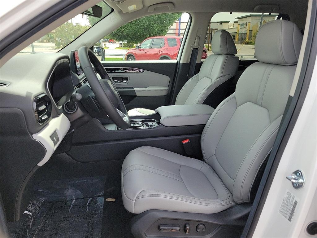 new 2025 Honda Pilot car, priced at $45,195