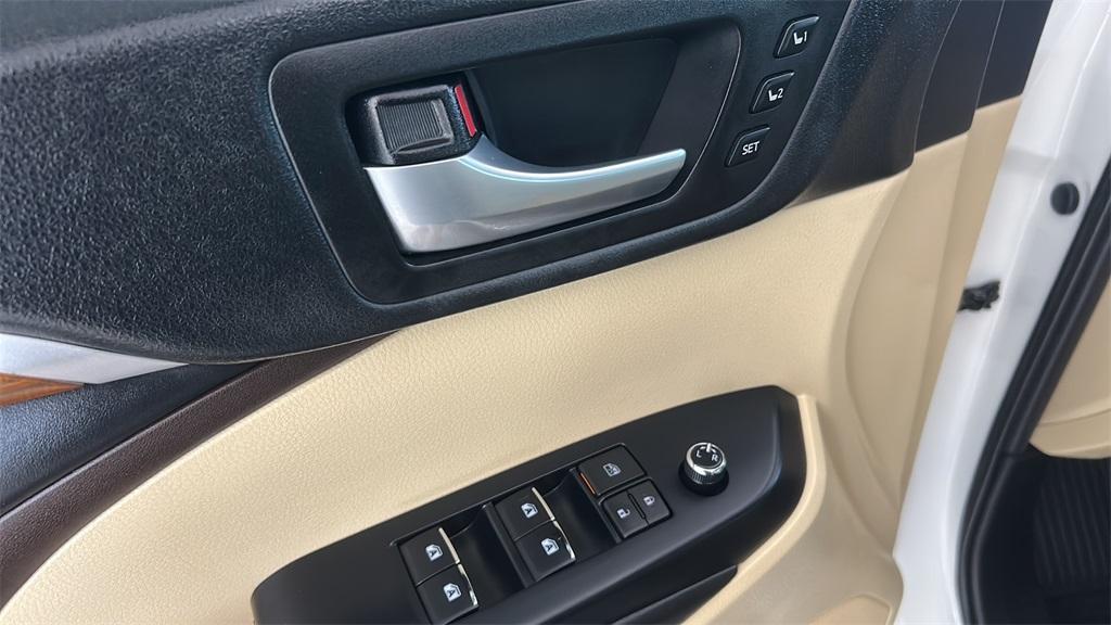 used 2019 Toyota Highlander car, priced at $27,995