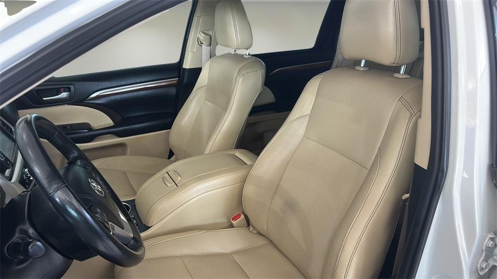 used 2019 Toyota Highlander car, priced at $27,995