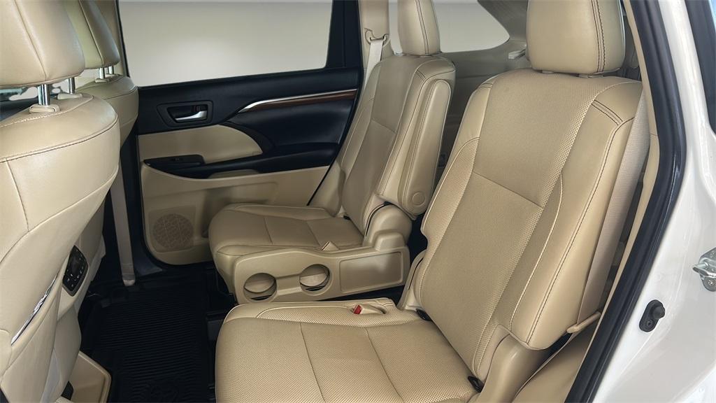 used 2019 Toyota Highlander car, priced at $27,995