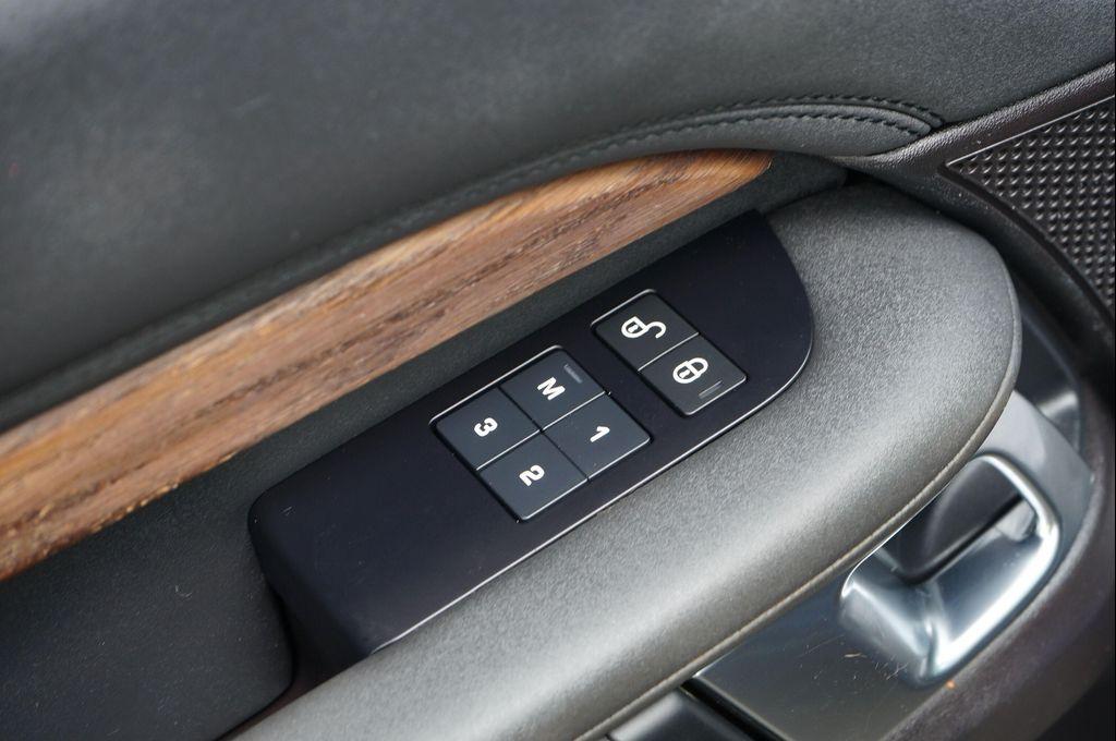 used 2018 Land Rover Discovery car, priced at $18,995
