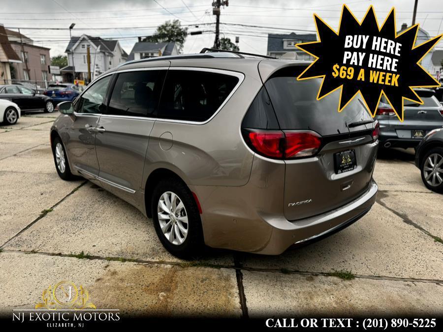 used 2018 Chrysler Pacifica car