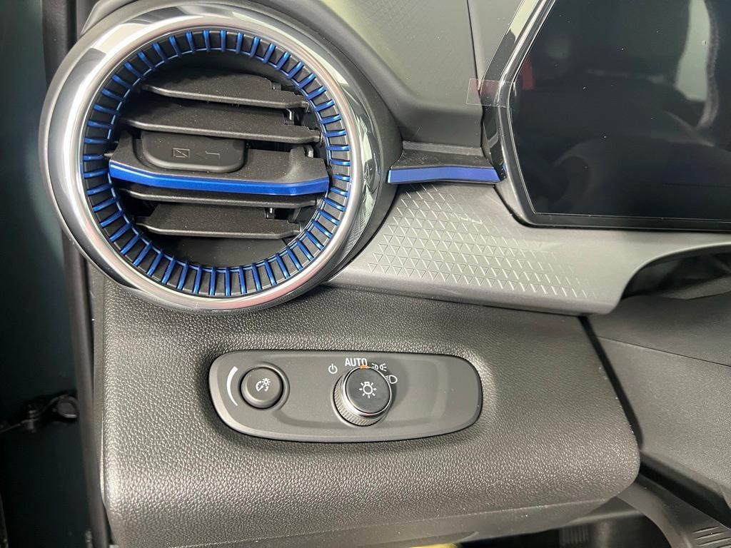 new 2025 Chevrolet Trax car, priced at $25,385