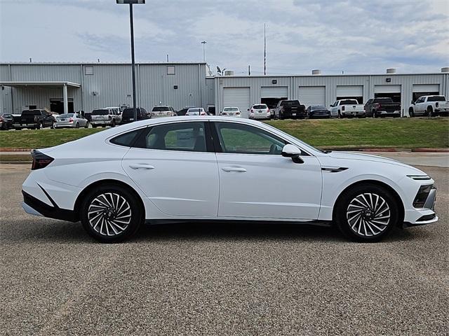 new 2025 Hyundai Sonata Hybrid car, priced at $33,180