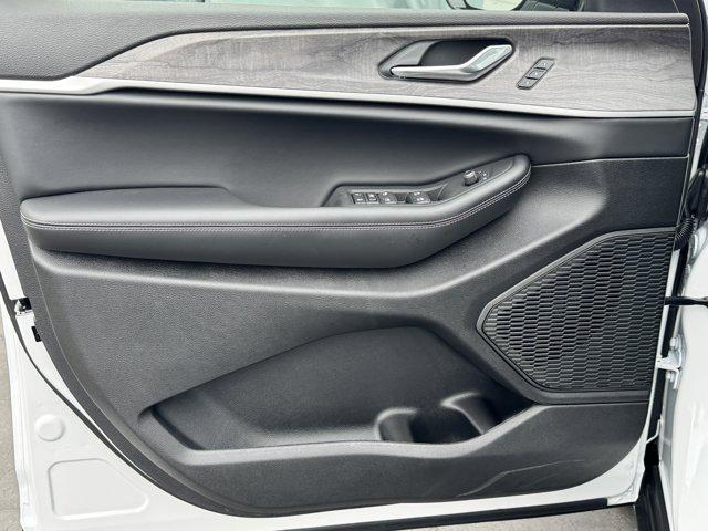 new 2025 Jeep Grand Cherokee car, priced at $47,625