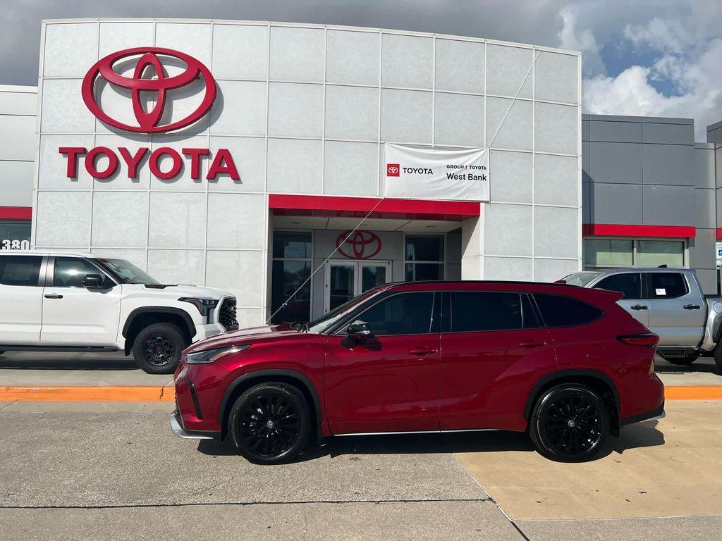 used 2023 Toyota Highlander car, priced at $35,900