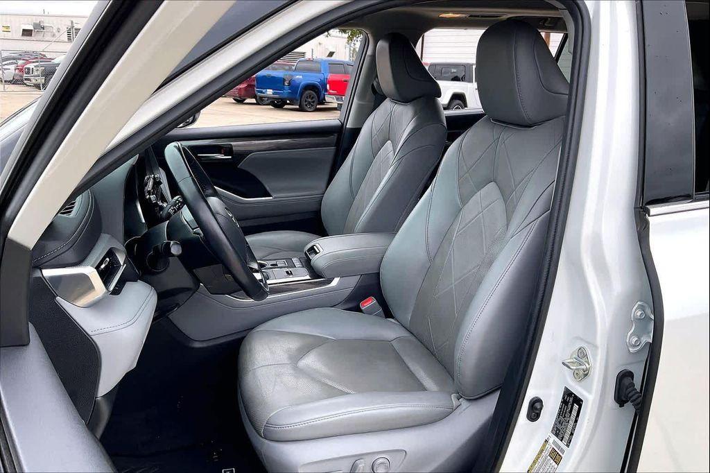 used 2022 Toyota Highlander car, priced at $39,895