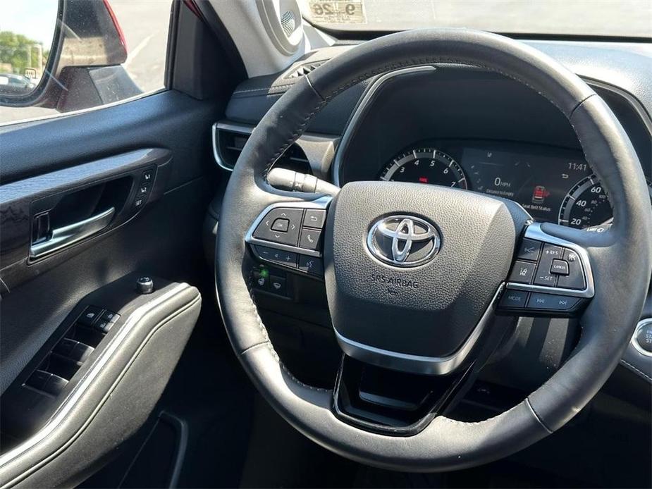 used 2021 Toyota Highlander car, priced at $40,999