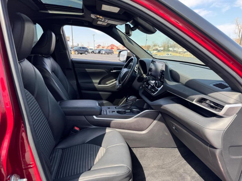 used 2022 Toyota Highlander car, priced at $34,399