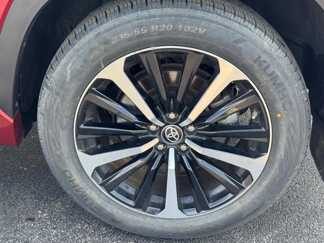 used 2022 Toyota Highlander car, priced at $33,401