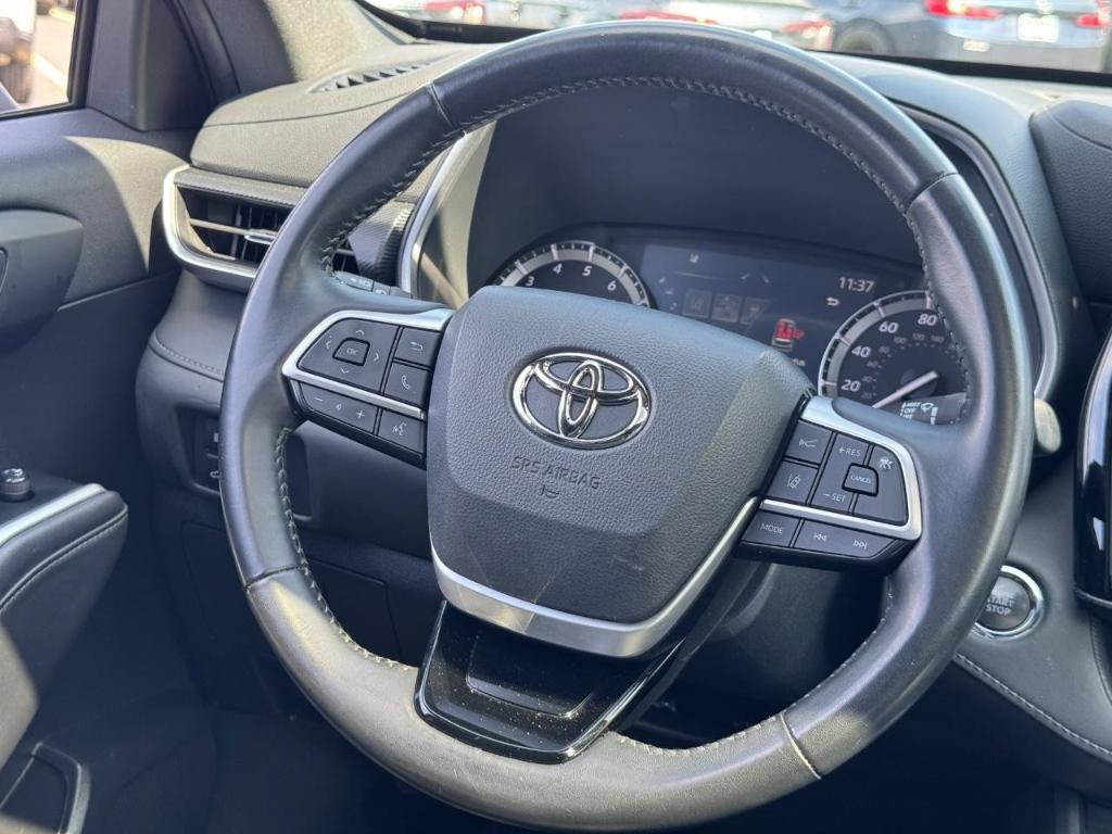 used 2022 Toyota Highlander car, priced at $34,399