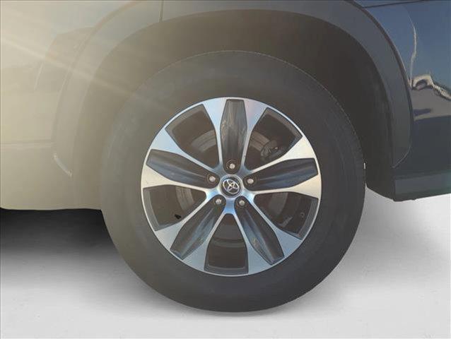 used 2022 Toyota Highlander car, priced at $31,098