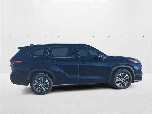 used 2022 Toyota Highlander car, priced at $31,098