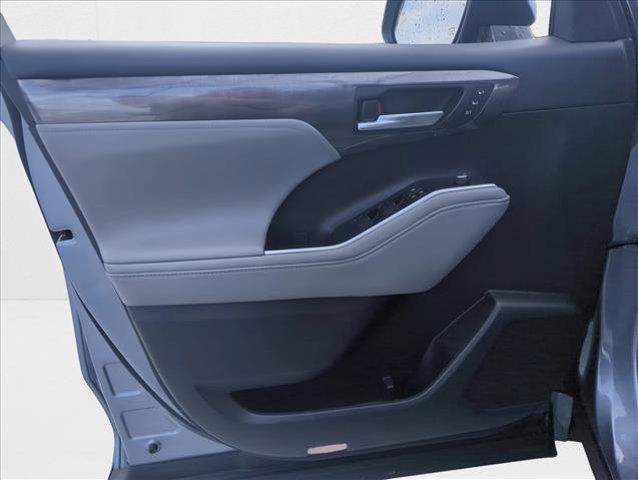used 2021 Toyota Highlander car, priced at $32,898