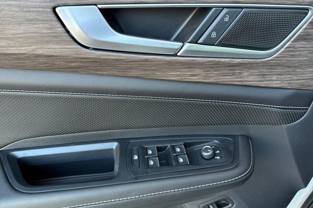 new 2025 Volkswagen Atlas car, priced at $52,684
