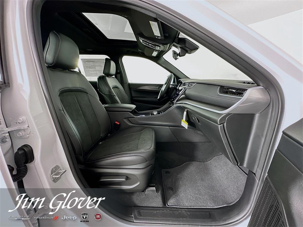 new 2025 Jeep Grand Cherokee car, priced at $40,033