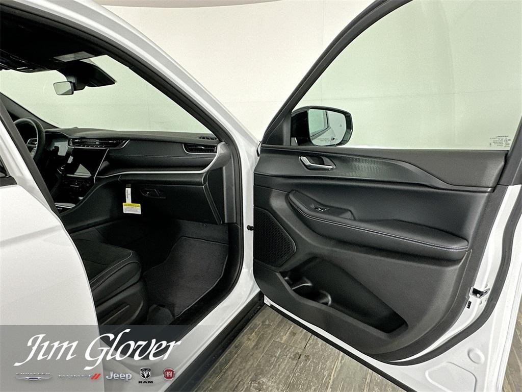 new 2025 Jeep Grand Cherokee car, priced at $40,033
