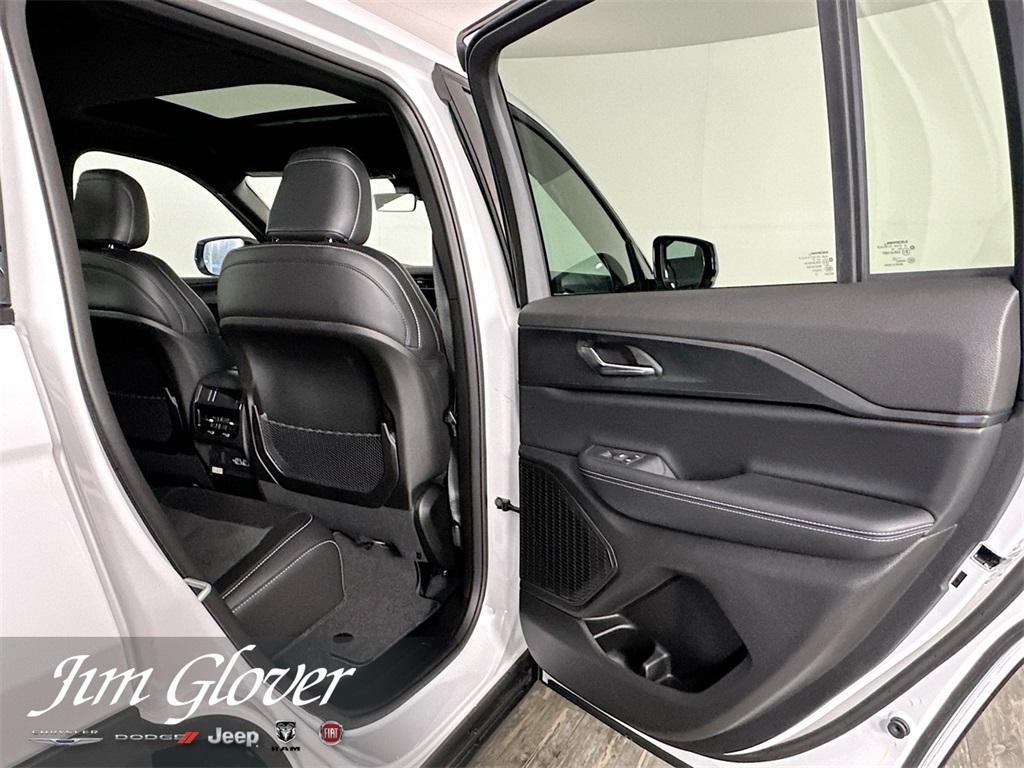 new 2025 Jeep Grand Cherokee car, priced at $40,033