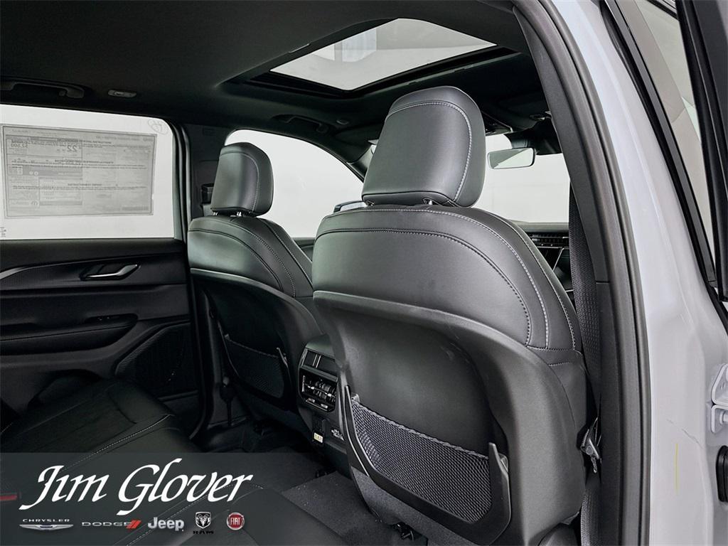 new 2025 Jeep Grand Cherokee car, priced at $40,033