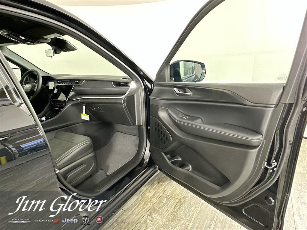 new 2025 Jeep Grand Cherokee car, priced at $41,524