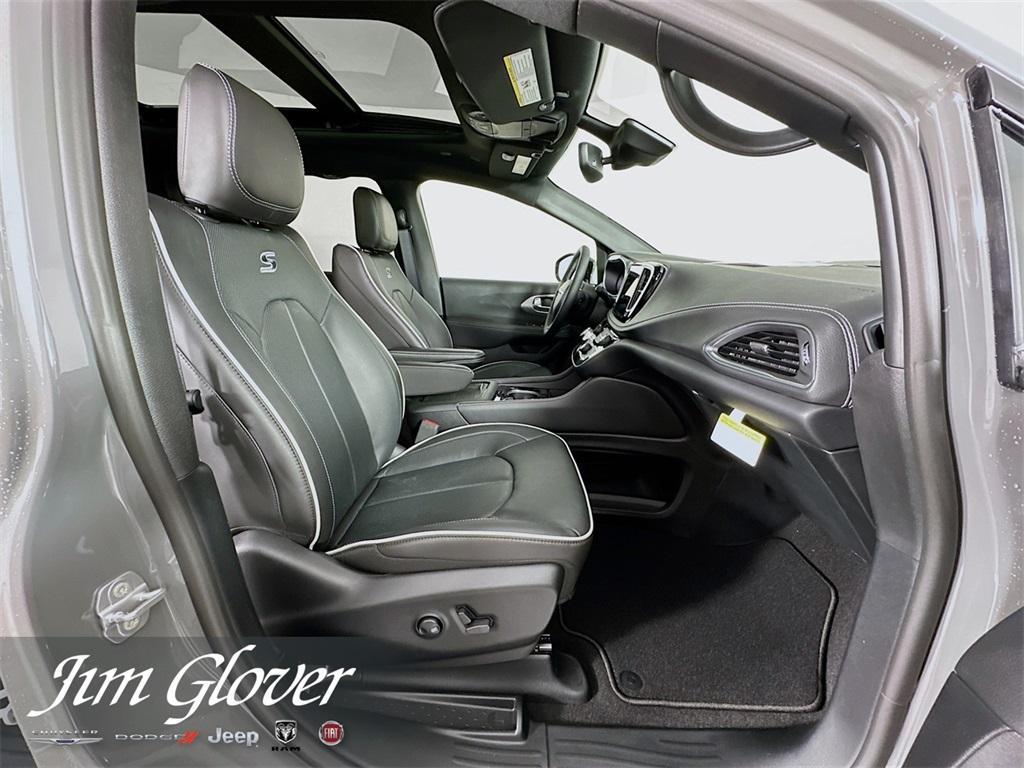 new 2025 Chrysler Pacifica car, priced at $48,840