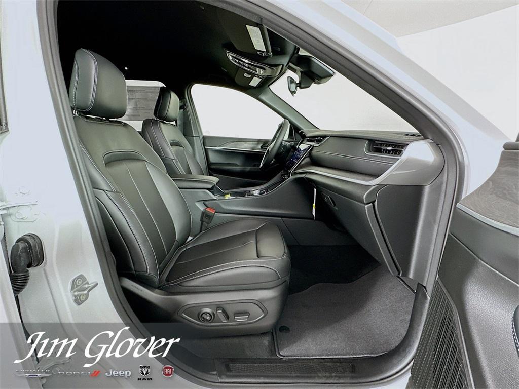 new 2025 Jeep Grand Cherokee car, priced at $43,595