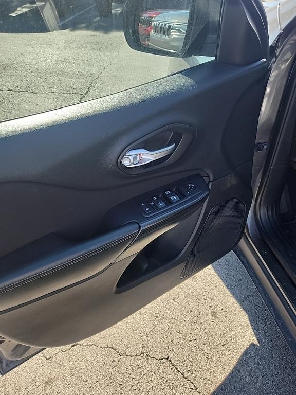 used 2015 Jeep Cherokee car, priced at $10,579