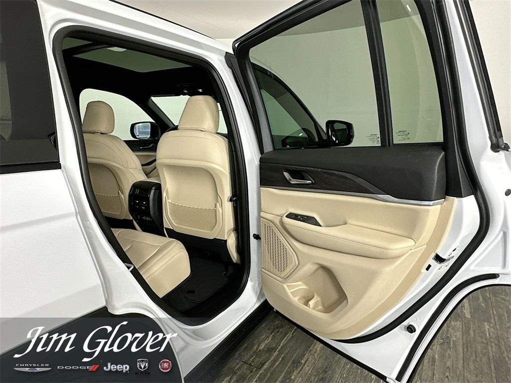 new 2025 Jeep Grand Cherokee car, priced at $45,927