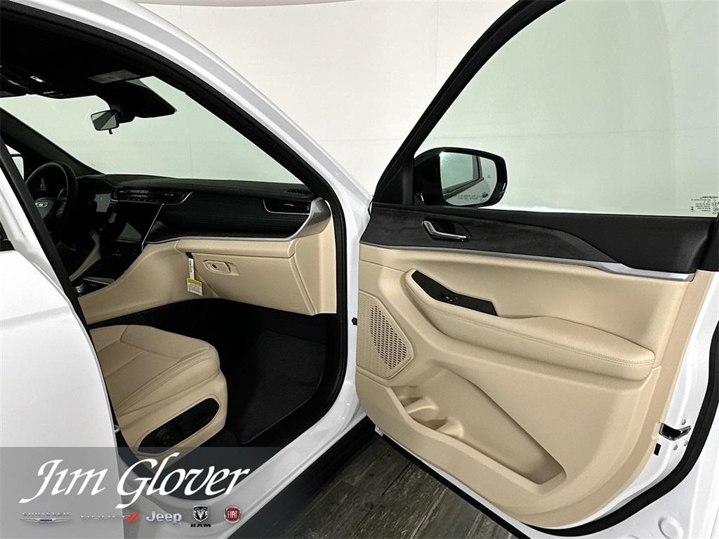 new 2025 Jeep Grand Cherokee car, priced at $45,927