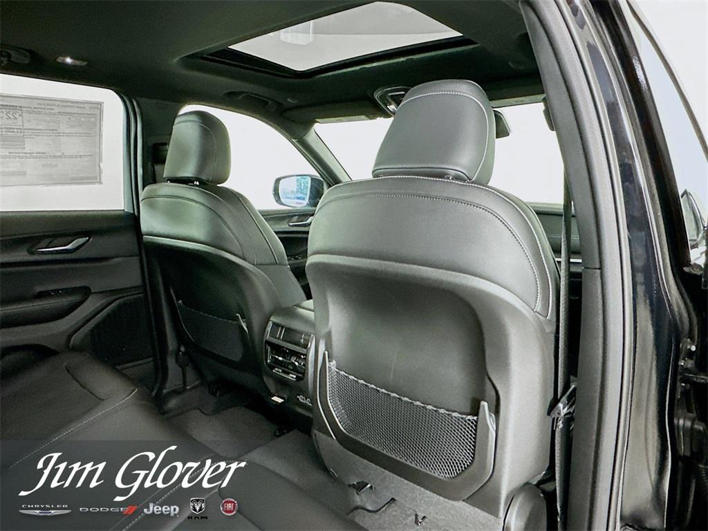 new 2025 Jeep Grand Cherokee car, priced at $39,827