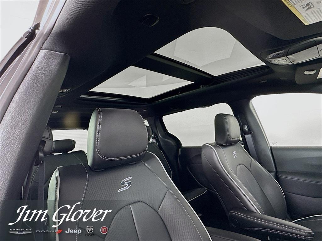 new 2025 Chrysler Pacifica car, priced at $48,956