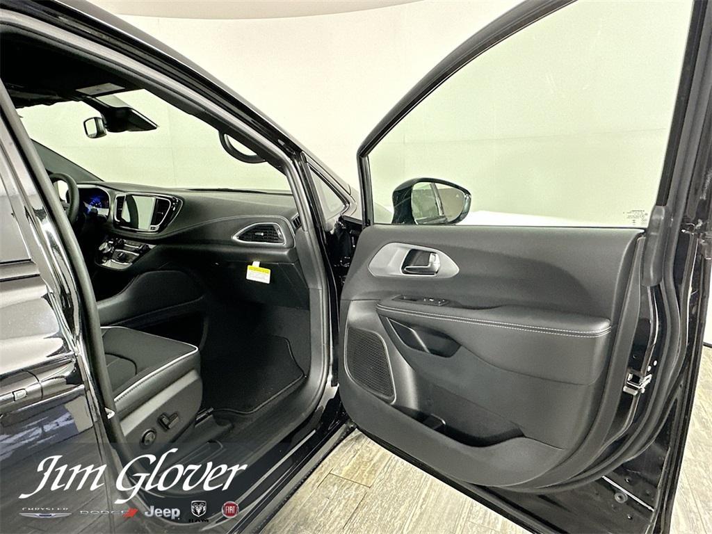 new 2025 Chrysler Pacifica car, priced at $48,956