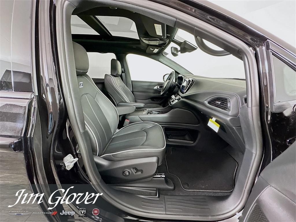 new 2025 Chrysler Pacifica car, priced at $48,956
